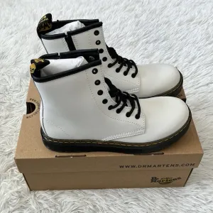 Dr. Martens Kids' Zavala Combat Lace Up Boot Big Kid in white size 5